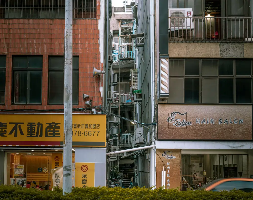郑州办公家具选购指南:区分密度板与实木颗粒板的核心工艺
